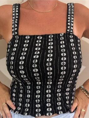 American Eagle Outfitters Black and White Floral Crop Top